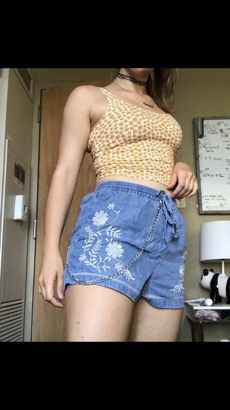 Cori Pine modelo de alta calidad imágenes