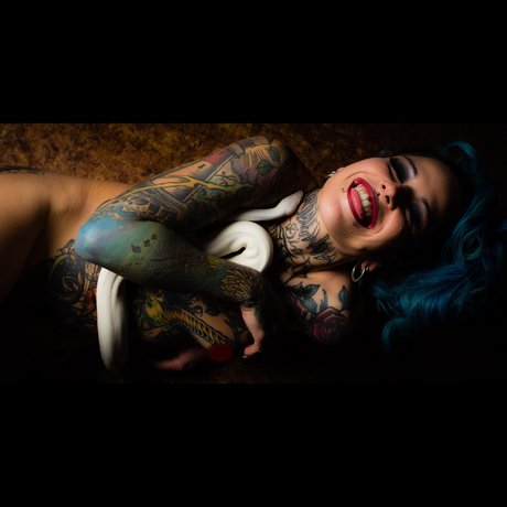 Miss PoisonBlue estrella sexy foto