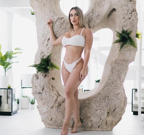 Ansley Pacheco modelo agradable foto