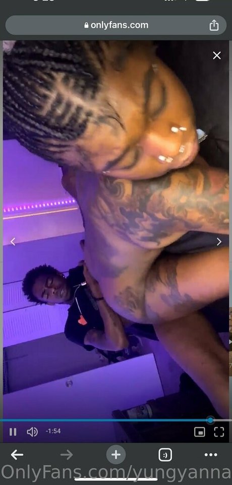 yungyannahfetish modelo superior foto