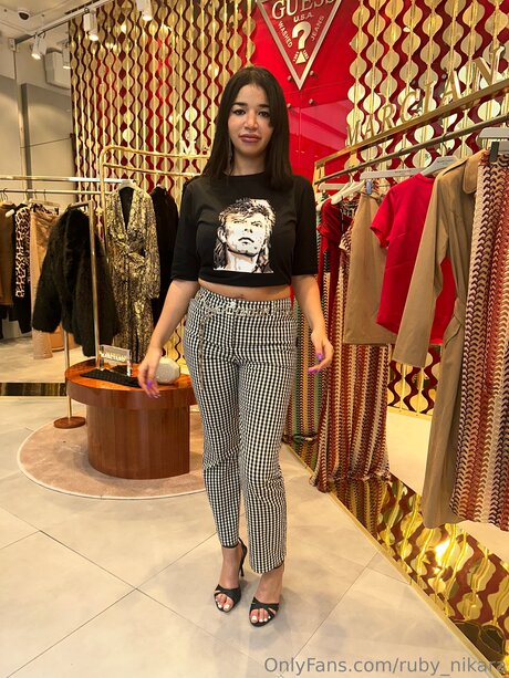 Ruby Nikara modelo atractivo galería