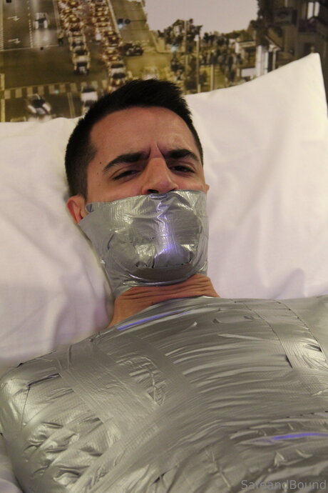 Safe and Bound modelo desnudos foto