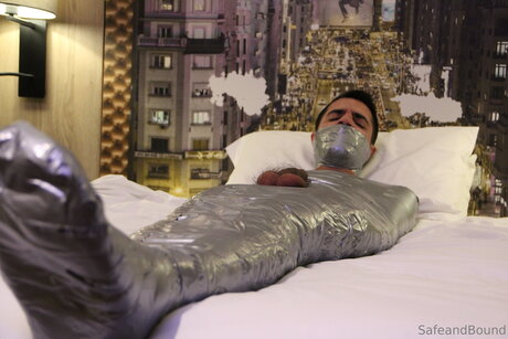 Safe and Bound estrella desnuda imagen