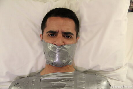 Safe and Bound actriz desnuda foto