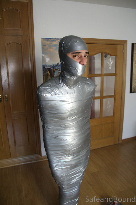 Safe and Bound actriz adulta imágenes