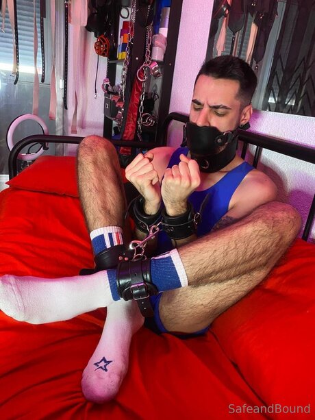 Safe and Bound sexo modelo imágenes