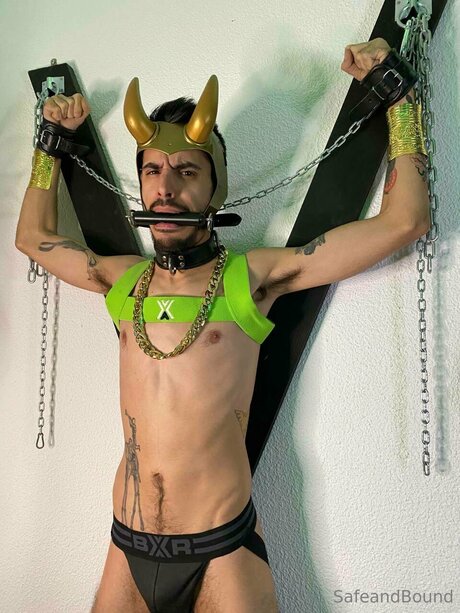 Safe and Bound sexo modelo foto