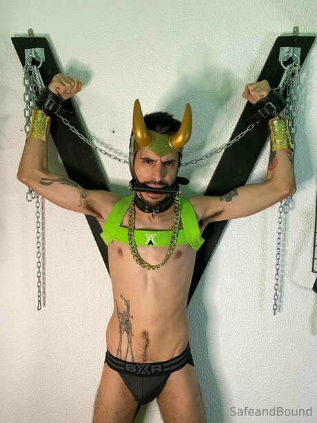 Safe and Bound estrella porno exclusiva imagen