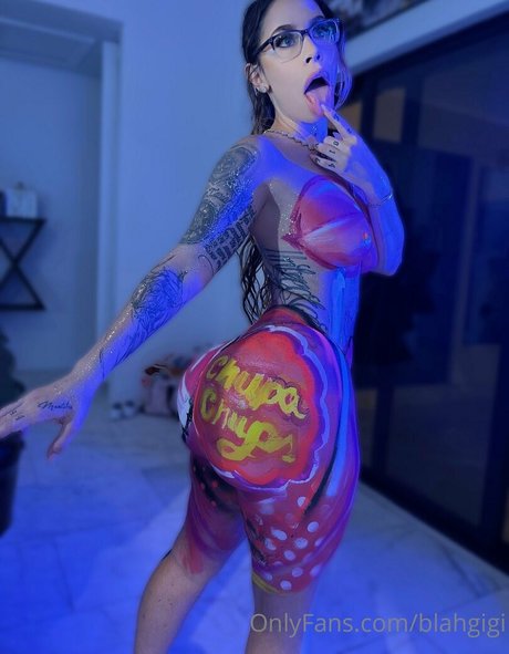 latinas de grandes tetas onlyfans arriba desnudo imagen