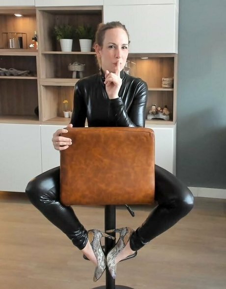 naomicuph estrella xxx galería