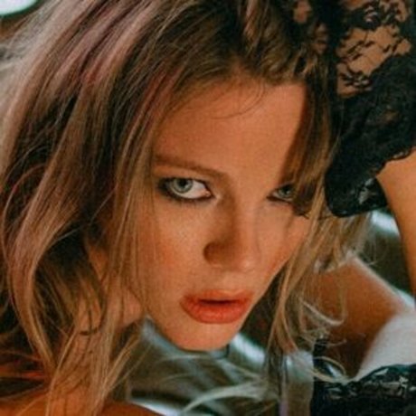 onlyora desnudos estrella imágenes