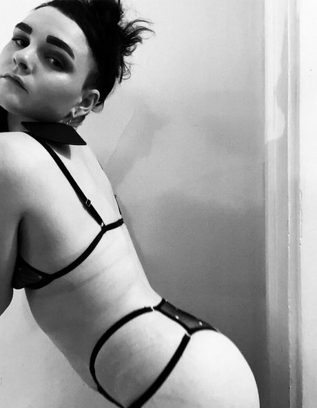 eeemmmthegoddess modelo desnudo foto