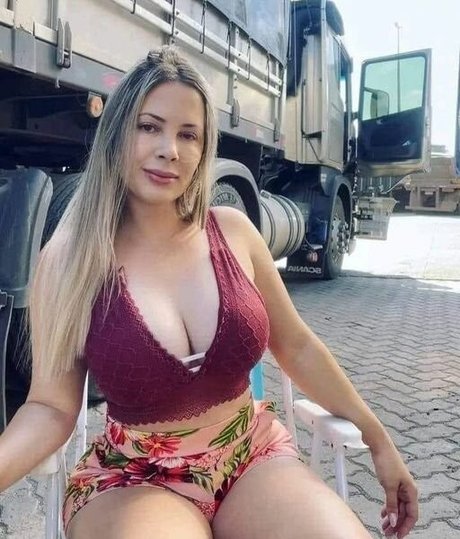 Aline FUtcher Ouriques modelo desnudo imagen