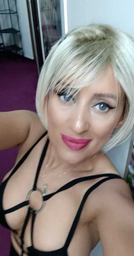 lencería negra onlyfans hermosa perfecta foto