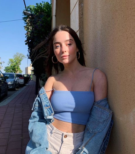 Effy Palarya modelo agradable imagen