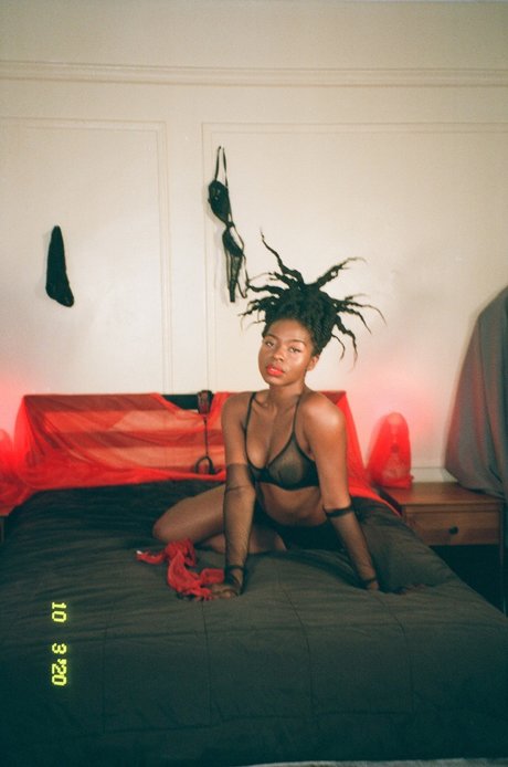 Sapphire Spritz modelo desnuda fotos