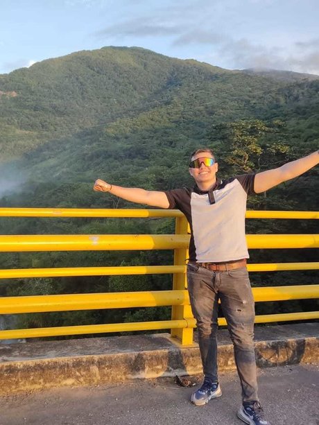 SantiBucara modelo hermosa galerías