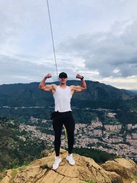 Santi asthetic estrella caliente imágenes