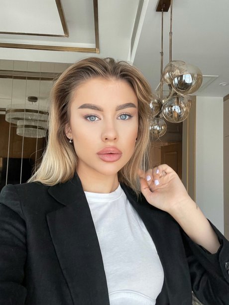 Sasha Devil UNCENSORED sexo modelo galería