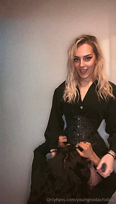 YoungNodachiDicc_ estrella porno desnuda foto