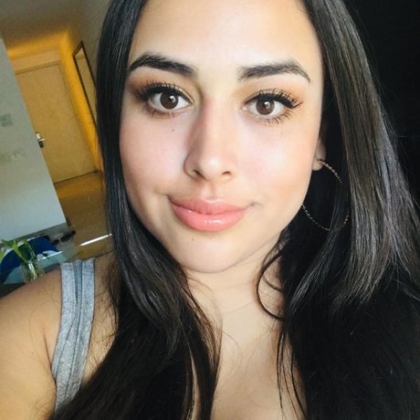 Angel May modelo desnuda imágenes