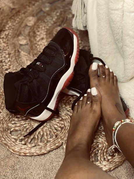 sneakersolesandtoes modelo desnuda imágenes