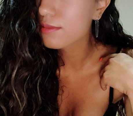 rubia masturbándose onlyfans desnudo erótico imágenes