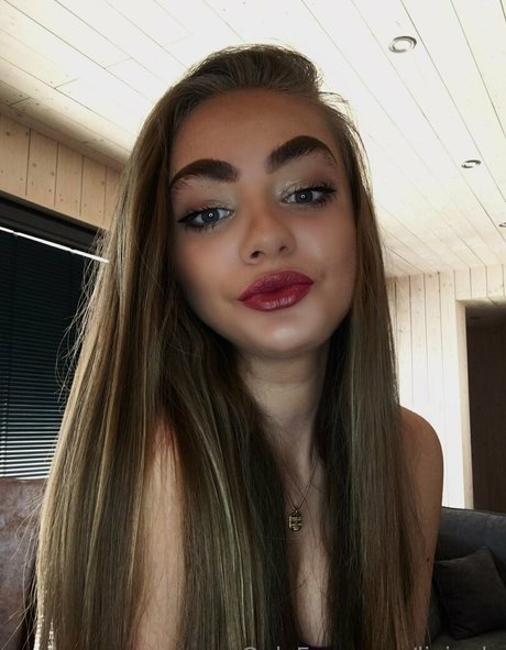 livionly hermosa estrella porno fotos