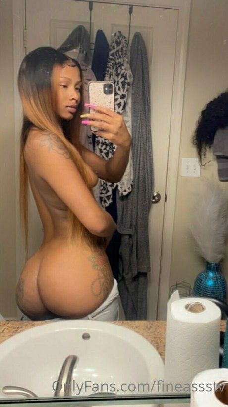 fineasssstv estrella desnuda foto