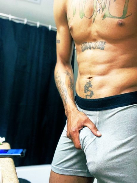 Kum4Mi modelo desnudo archivo