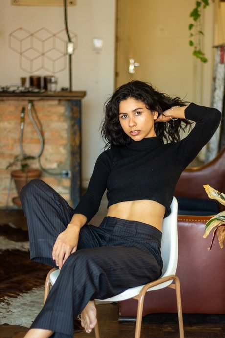 Leona Zenelacci estrella agradable imágenes