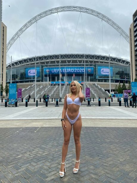 Astrid Wett bonita modelo galería