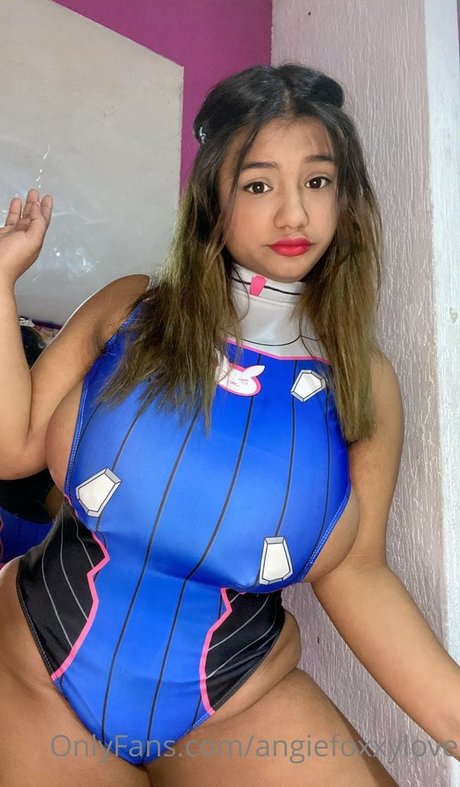 Angie Bravo estrella atractiva imagen