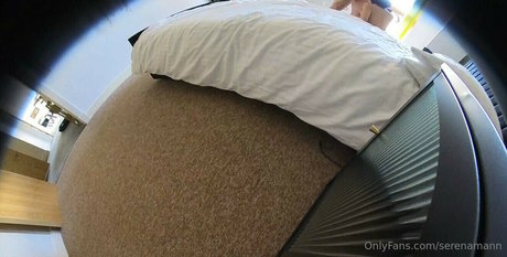 Serena Kaur Mann modelo agradable imagen