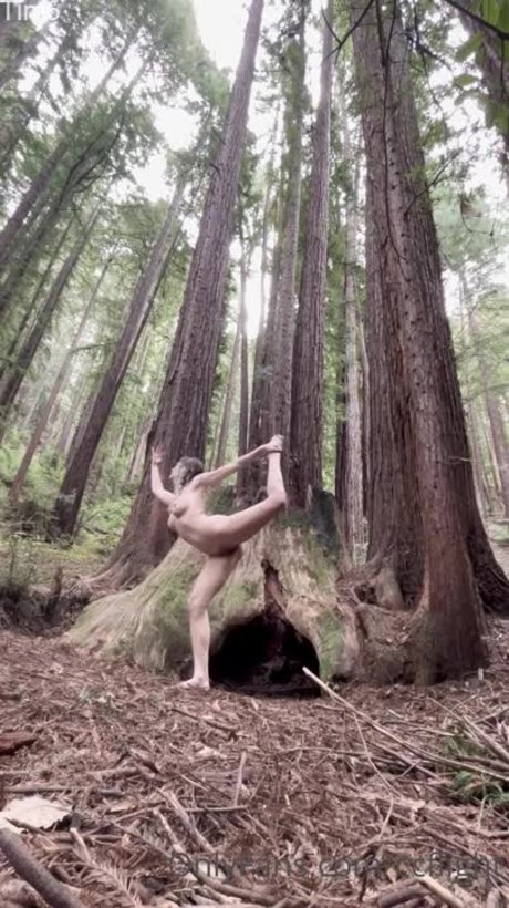 Cecily from Naked Bakers modelo atractivo archivo