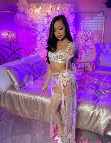 Vina Sky estrella porno atractiva galerías