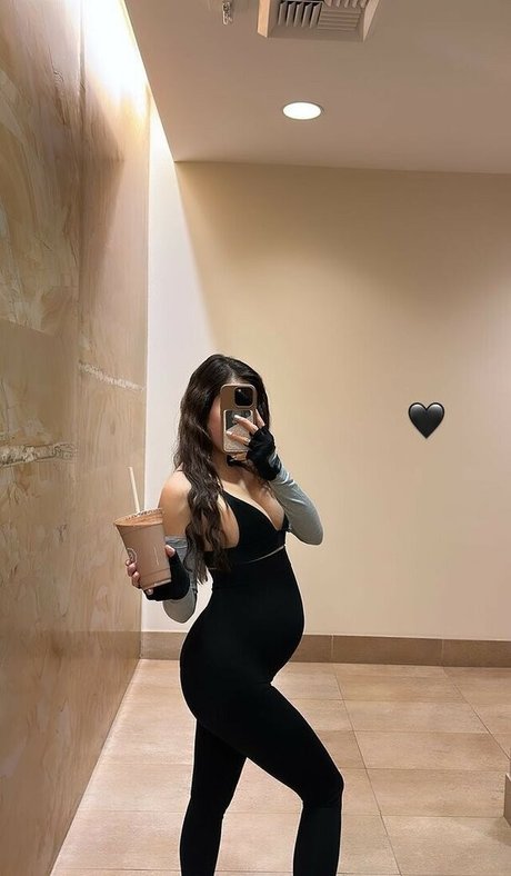 Vina Sky modelo desnuda foto