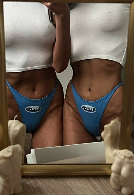 Adelalinka Twins modelo de alta definición imagen