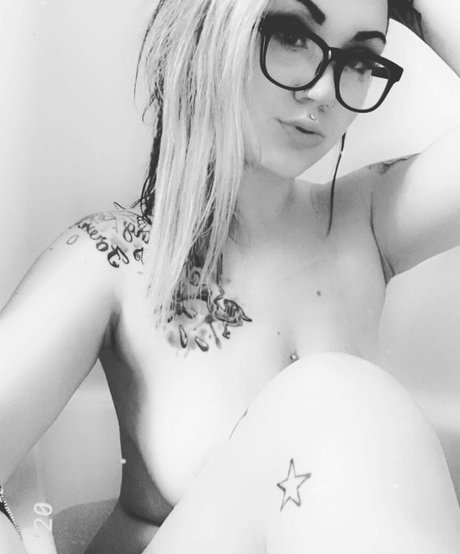 Kitty Lynn actriz caliente archivo