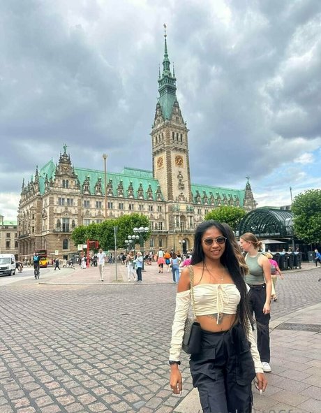 Mae Kulit desnudos estrella porno foto