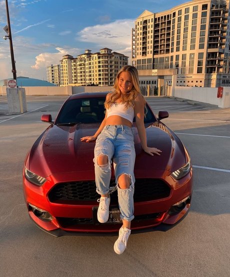 Keira Jackson modelo atractivo galería