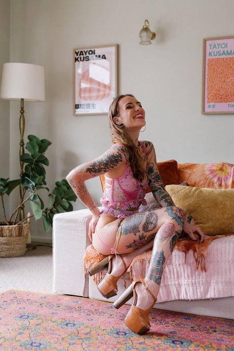 Pixie Fern estrella desnuda archivo