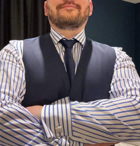 Officer Hardy CEO modelo xxx imagen