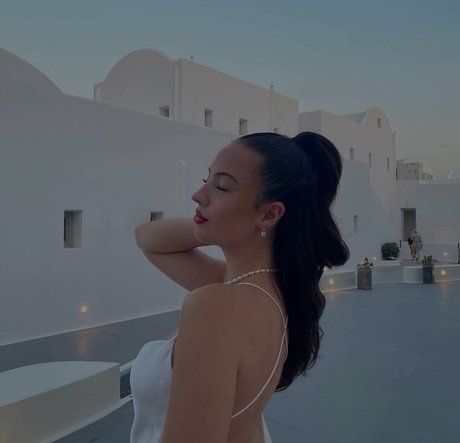 Antonia Chiara hermosa estrella galerías