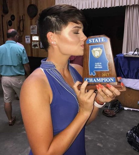 Hallie Clark modelo porno foto