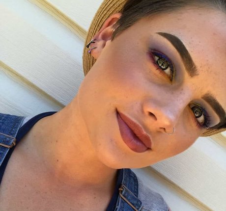 Hallie Clark modelo superior foto