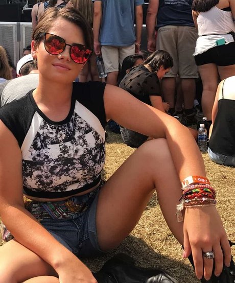 Hallie Clark actriz caliente foto