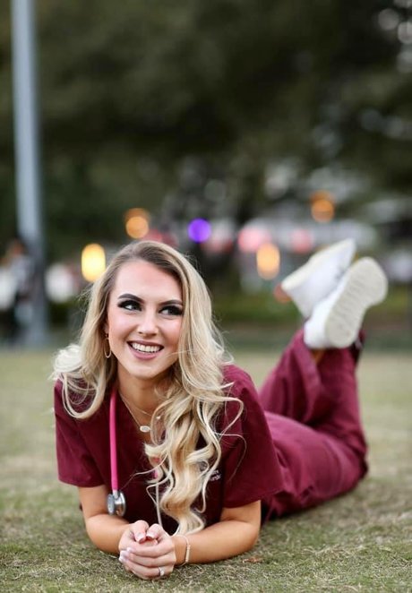 Emilee Atchley modelo de alta calidad foto