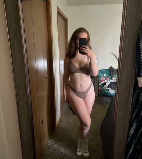 Adorablelilli modelo libre archivo