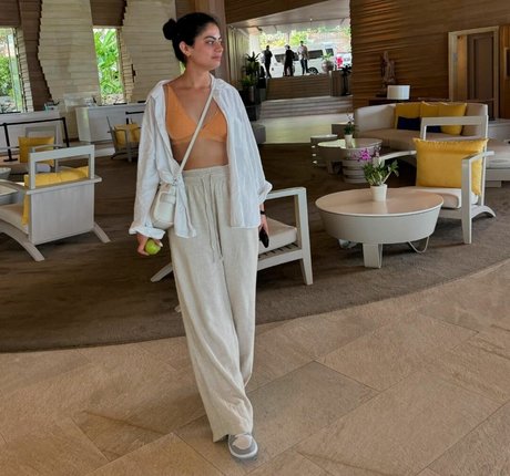 Fiza Choudhary modelo superior fotos